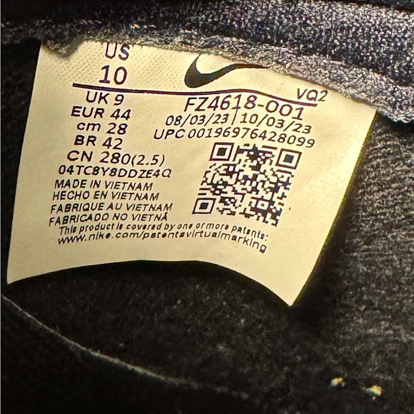 Nike Black and Gold Athletic Shoes - Picture 8 of 14